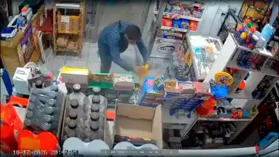 Entró a un kiosco, se llevó un producto y escapó corriendo: lo que dijo antes de salir quedó grabado