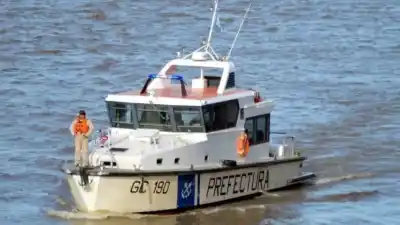 Cuatro amigos salieron a pescar al Paraná: la lancha volcó y uno llegó nadando a un muelle