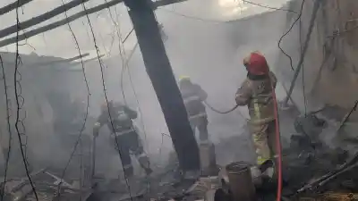 Retiraron a un grupo de adolescentes del predio y minutos después el depósito ardió en Rawson