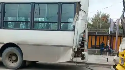 Dos colectivos de la Santa Ana chocaron en el puente San Martín: qué se sabe de los pasajeros