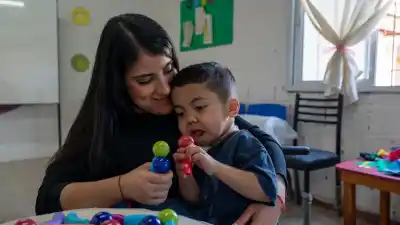 Quiso adoptar y le pusieron un obstáculo inesperado: la cuna del hospital era muy alta para su silla de ruedas