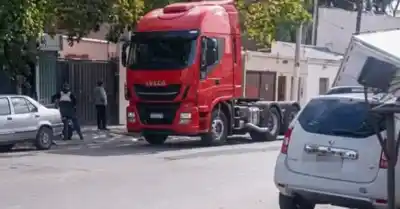 El acoplado con carne se soltó solo en Rawson y quedó parado de una forma increíble
