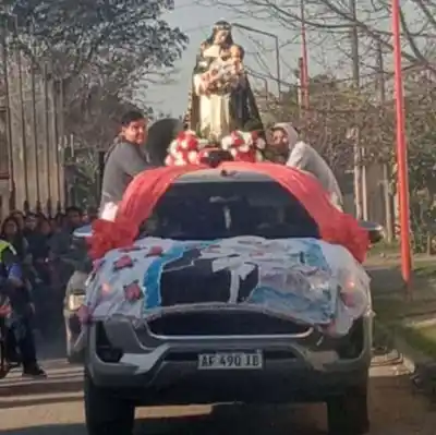 La imágen de Santa Rosa recorrió los barrios en León Rouges