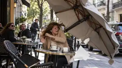 Tomaba un café en Belgrano y una sombrilla voló por el viento: la Justicia decidió quién paga