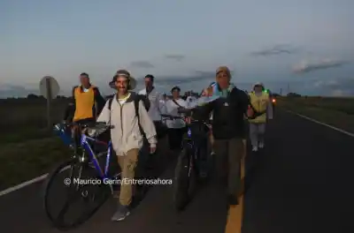 Salieron con la tarde a cuestas y no pararán hasta el sábado: la caminata de 90 kilómetros que ya suma miles