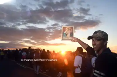 Dos muchachos salieron de noche a caminar 100 km y una tormenta los frenó: qué pasó después