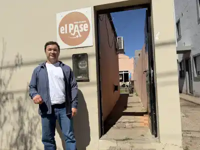 “Nadie elige dónde nacer”: el hombre que enseña a coser pelotas a los presos y ya cambió 165 vidas