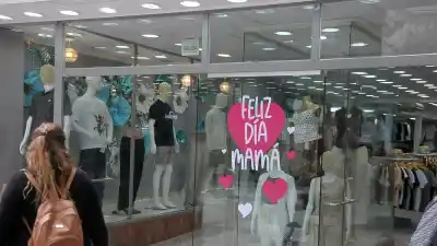 La Peatonal se llenó de gente, pero los comerciantes no pueden creer lo que pasa en las cajas