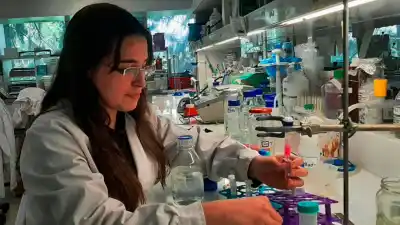 Desde la UNSE, una becaria del CONICET quiere controlar células con luz roja: para qué serviría