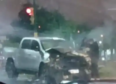 Medianoche en la Tavella: dos vehículos quedaron destrozados y el operativo no se detiene