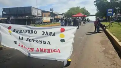 Un semáforo simbólico y la ruta 12 cortada: el cruce de Jardín América que ya tiene dos muertos este año
