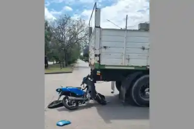 Iba sin casco en su moto y quedó enganchado al paragolpe de un camión: quién era