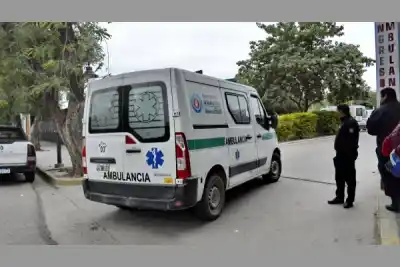 Dos hermanas en moto chocaron con un camión: una terminó con fractura y la otra...