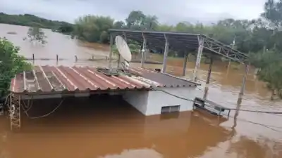 El agua bajó en Andresito, pero ocho familias todavía no pueden volver a sus casas