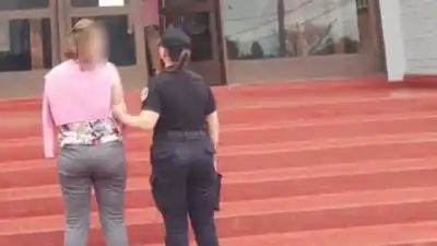 Escaparon al ver a la policía, pero a uno le encontraron dos bolsas sospechosas