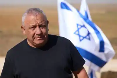 El exjefe militar que amenaza con terminar 19 años de Netanyahu: su partido se llama "Honesto"