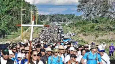 Caminan 90 kilómetros de noche: la promesa que los lleva hasta Paraná