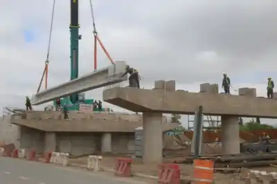 Neuquén suma un viaducto clave: 80 vigas de 19 toneladas llegan desde Allen