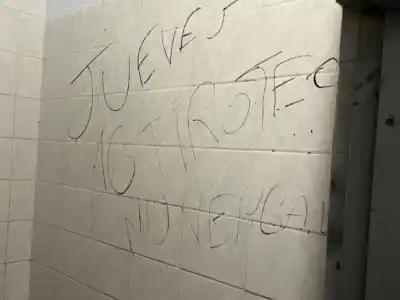 Un mensaje en el baño de una escuela técnica dejó a todos en vilo: esto es lo que decía