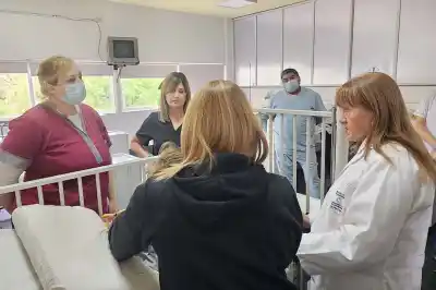 La nena atacada por un pitbull ya sonríe en el hospital: el detalle que confirmó que lo peor quedó atrás