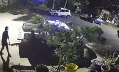 Dos policías entraron a una gomería con el patrullero: la escena quedó grabada con sonido incluido