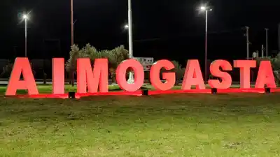 Lo vieron sentado bajo un árbol y lo que se le cayó del bolsillo selló su suerte