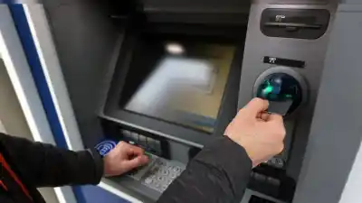 Dejó una bolsa en el cajero del banco y un desconocido se la llevó con todo adentro