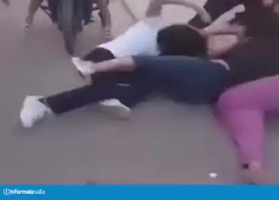 Una mujer entró a la escuela a defender a su hija y el video terminó en escándalo