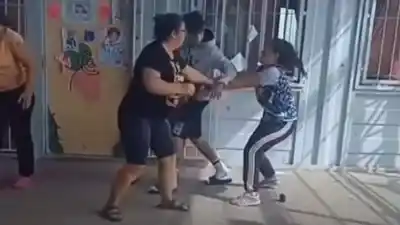 Una pelea entre madres en la escuela terminó con un giro inesperado que dejó a todos en vilo