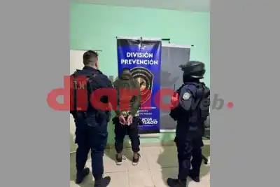Fue a buscar el celular que le faltaba, lo encontró y la cosa terminó a los gritos en plena avenida