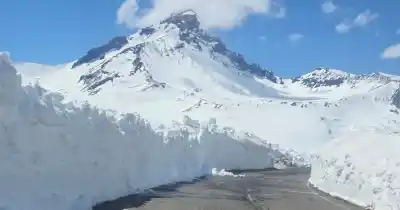 El paso a Chile que tiene tres metros de nieve en la frontera y diez metros del otro lado