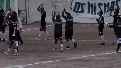 Iban a jugar el segundo tiempo, pero lo que pasó en el vestuario lo cambió todo