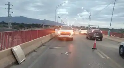 Frenó de golpe en el puente de Albardón: lo que llevaba en la caja terminó dentro de otro auto