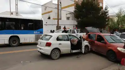 Neuquén: chocaron tres autos en Illia y Basavilbaso y un Cole rozó una camioneta de emergencias