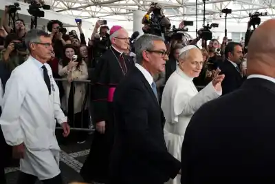Salió del Gemelli sonriente y ovacionado: el gesto que prepara para este domingo