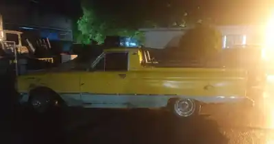Miraban las casas desde una camioneta amarilla: lo que la Policía encontró adentro