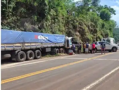 Un camión se cruzó de carril en el puente del Piray Guazú: varios autos impactados y la ruta 12 cortada
