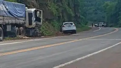 Ruta 12: el camión no pudo frenar y embistió al auto con cuatro personas adentro