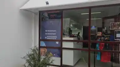 Dos vueltas en moto, un vidrio roto y un local recién abierto: qué se llevaron de Teo Sport