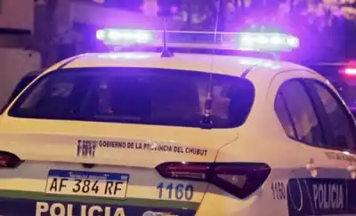 Lo frenaron en contramano y sin luces en Rawson: lo que hizo después de que la moto lo traicionara