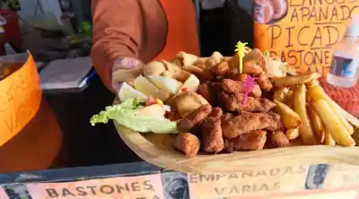 Los precios que sorprenden en la feria de mariscos de Caleta Córdova: cuánto sale comer