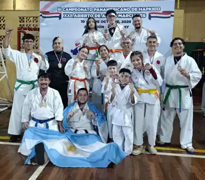 13 karatecas de Iguazú volvieron de Paraguay con 25 medallas y una figura que arrasó