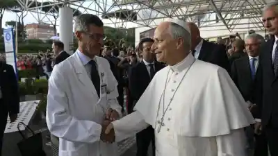 El cirujano que operó al papa León XIV habló del viaje a Sudamérica: qué dijo sobre su salud