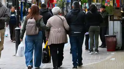 El frío y la llovizna no pudieron con el ritual de siempre en el centro