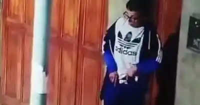 Lo observaron desde las cámaras y lo que hizo con su ropa desató el operativo