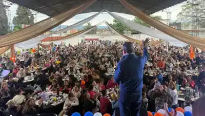 El agasajo por el Día de la Madre en El Bosque que terminó con un mensaje directo a la ciudad