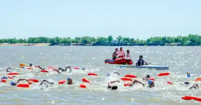 Cruzaron el Paraná a nado: quiénes los esperaban del otro lado y por qué esta prueba es obligatoria