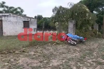 Salió a la ruta en su moto, pero un poste del tendido eléctrico le cambió el destino