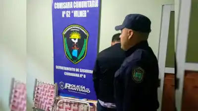 Iban con tres sillones en la moto y una barreta: lo que no pudieron explicar en el control