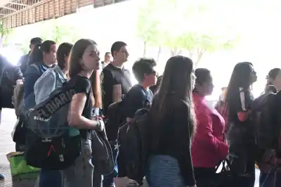 Mochila al hombro y micro de por medio: el viaje que cientos de universitarios ya emprendieron por sus madres